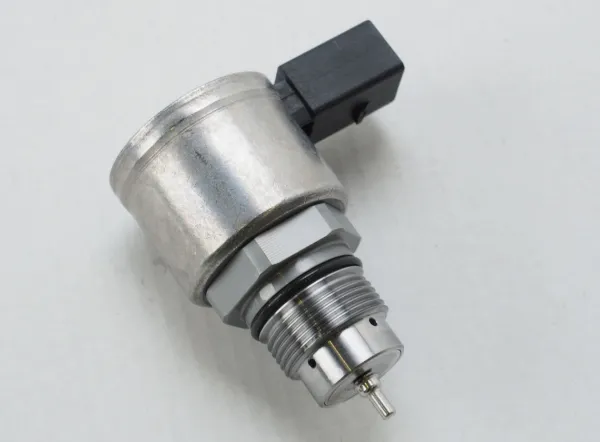 Regulador de presión de combustible 04L130764E VAG