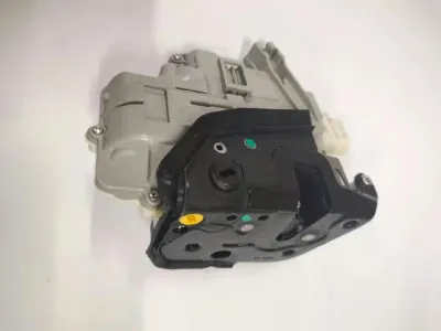 Cerradura de puerta trasera izquierda VAG 4F0839015