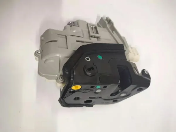 Cerradura de puerta trasera izquierda 4F0839015 VAG