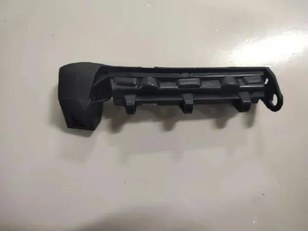 Guía izquierda del parachoques trasero 4G5807889A VAG