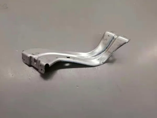 Soporte delantero de guardabarros delantero derecho 83A821132 VAG
