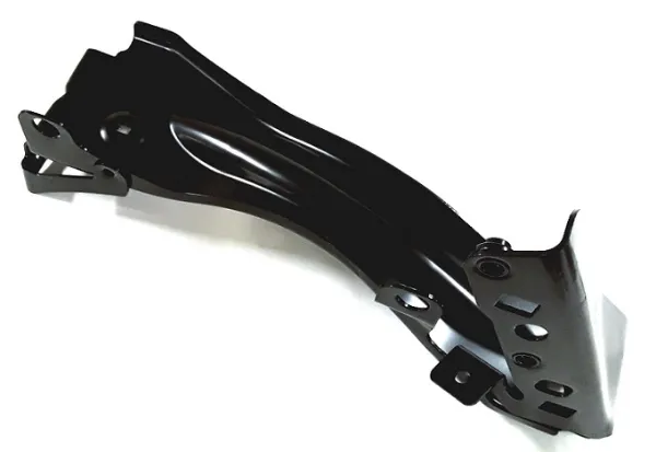 Soporte delantero izquierdo para aleta delantera 8J0821135F VAG