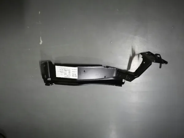 Soporte delantero de guardabarros delantero derecho 8K0821136M VAG