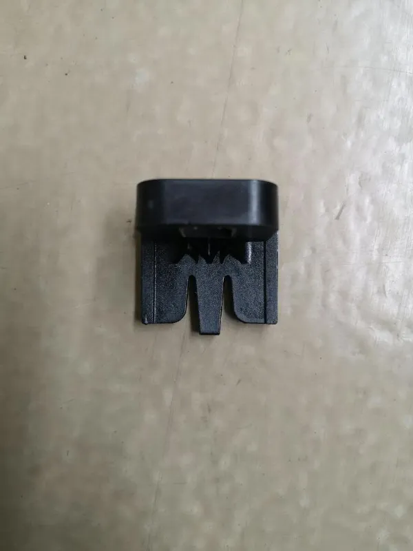 Soporte de fijación del faro delantero izquierdo 8V0941453 VAG