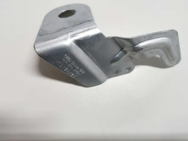 Soporte trasero de aleta delantera izquierda 8V5821472A VAG