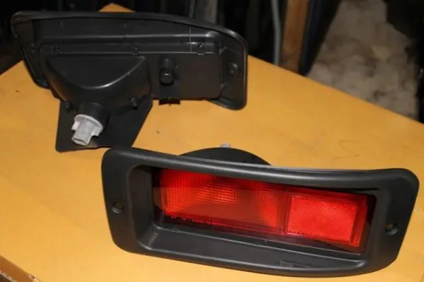 Luz trasera de parachoques derecha ZMB1998R Signeda