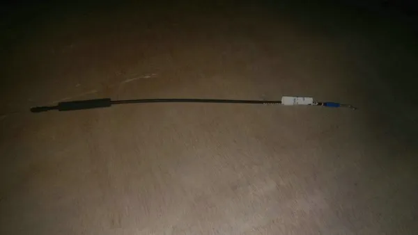 Cable de apertura de cerradura de puerta delantera izquierda 1068002086 Geely