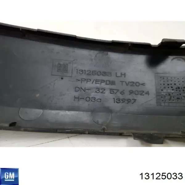 Moldura de parachoques trasero izquierdo 13125033 General Motors