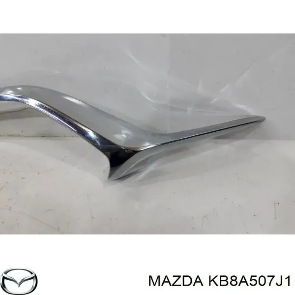Moldura derecha de la parrilla del radiador KB8A507J1 Mazda