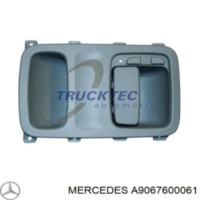 Manija interior derecha de puerta trasera batiente MERCEDES A9067600061