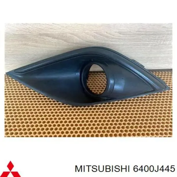 Embellecedor de faro antiniebla izquierdo 6400J445 Mitsubishi