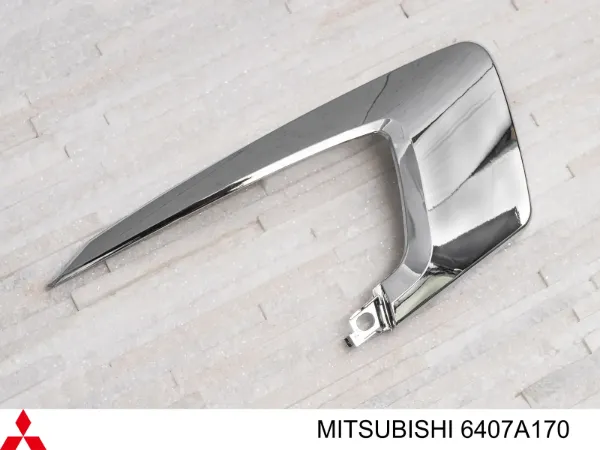 Embellecedor de faro antiniebla derecho 6407A170 Mitsubishi