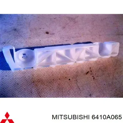 Soporte de guía para parachoques trasero, izquierda MITSUBISHI 6410A065