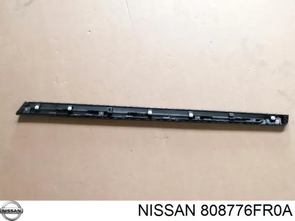 Moldura inferior de puerta delantera izquierda 808776FR0A Nissan/Infiniti