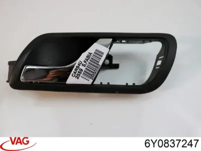 Manija interior izquierda delantera/trasera de puerta VAG 6Y0837247