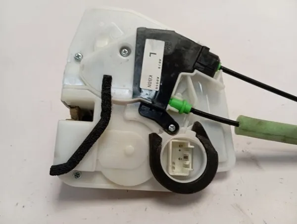 Cerradura de puerta delantera derecha KB7W58310 Mazda