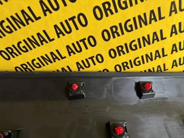 Moldura de puerta delantera izquierda inferior DFR551RB0B Mazda