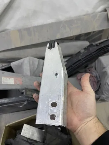 Soporte exterior izquierdo del parachoques delantero 51118071605 BMW