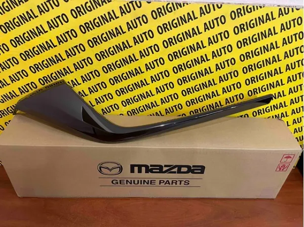 Moldura derecha de la parrilla del radiador KSD5507J0 Mazda