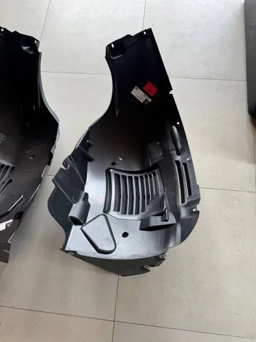 Guardalodos interior delantero derecho A1676901010 Mercedes