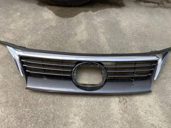 Moldura superior de la parrilla del radiador 5312176030 Toyota