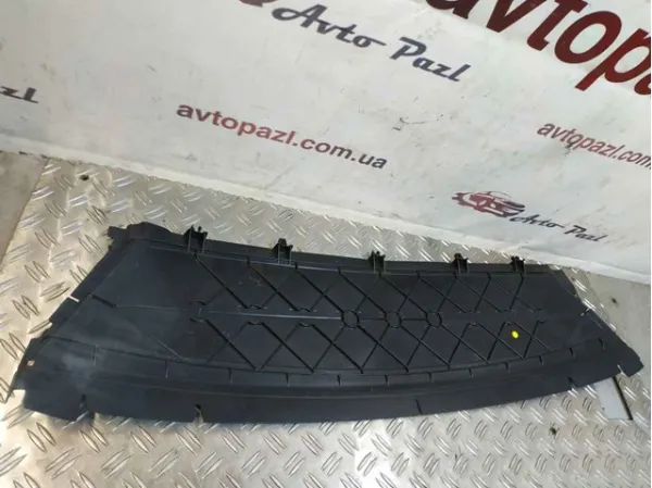 Deflector de aire inferior del radiador 5NA121341 VAG