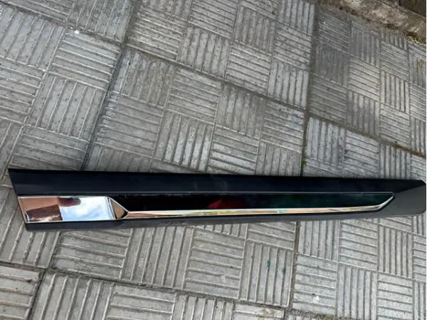 Moldura inferior de puerta trasera izquierda 828776FR0A Nissan/Infiniti