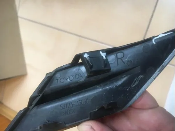 Moldura derecha de la parrilla del radiador 5312333050 Toyota