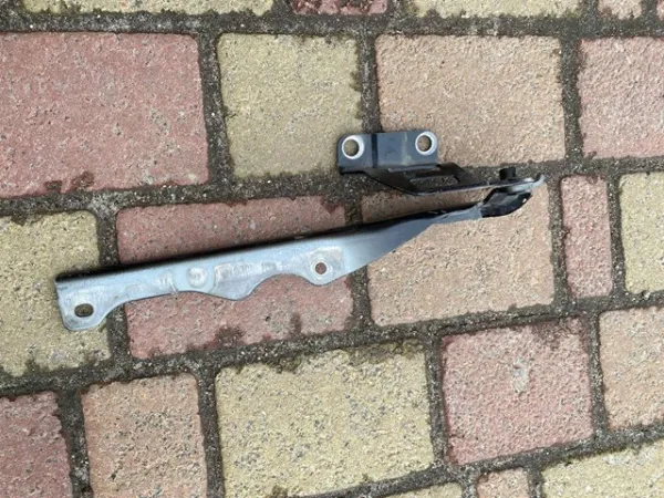 Bisagra izquierda del capó KB7W52420 Mazda