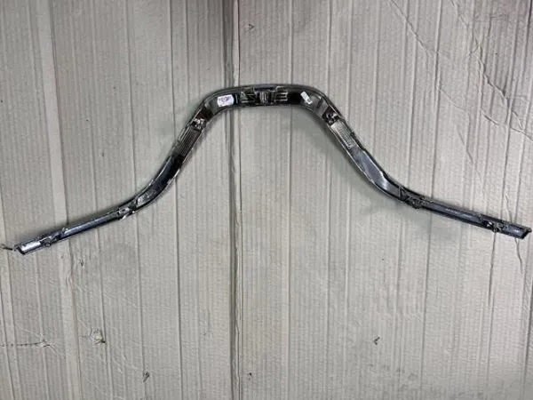 Moldura inferior de la parrilla del radiador 620728702R Renault (RVI)