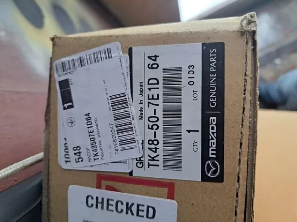 Moldura superior de la parrilla del radiador TK48507E1D64 Mazda