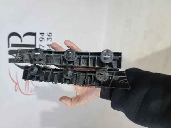 Soporte de parachoques delantero derecho 622224CL0A Nissan/Infiniti