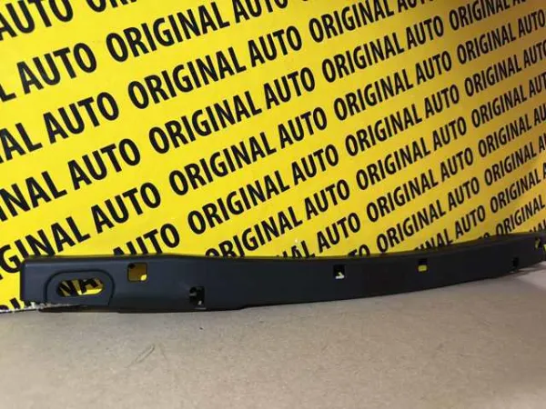 Moldura central del parachoques trasero KB8A50C51A Mazda