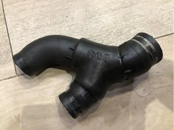 Manguera de admisión de la bomba de agua 90536633 General Motors
