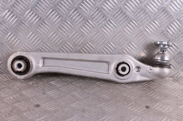 Brazo inferior derecho de la suspensión delantera A2973305600 Mercedes