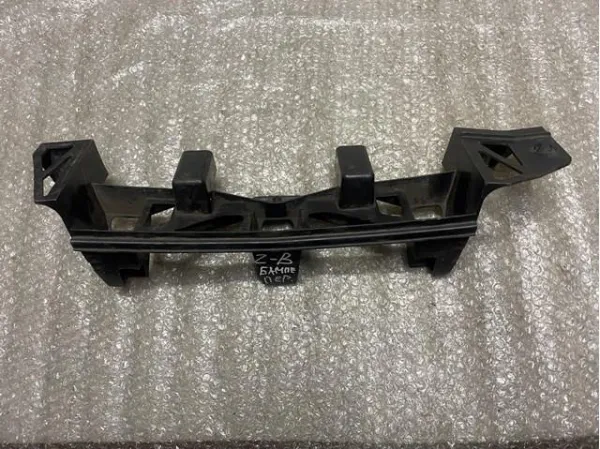 Soporte central del parachoques delantero 13125001 General Motors