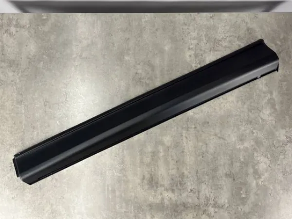 Moldura de puerta delantera izquierda KB7W51RB0B Mazda