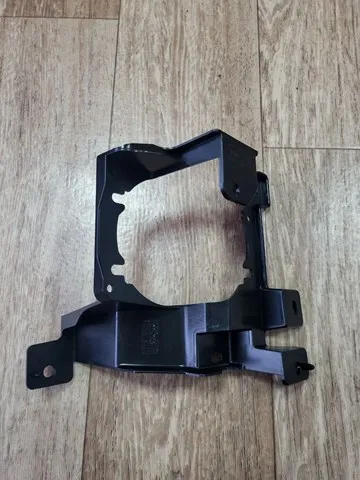 Soporte de fijación de faro antiniebla derecho 269105NA0A Nissan/Infiniti