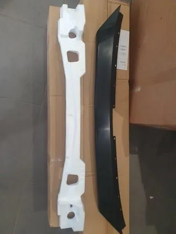 Moldura superior de la parrilla del radiador MAZDA KSD4507E1ABB