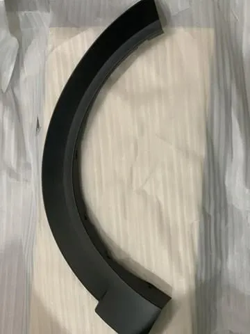 Extensión de la aleta delantera derecha DFR551W20C Mazda