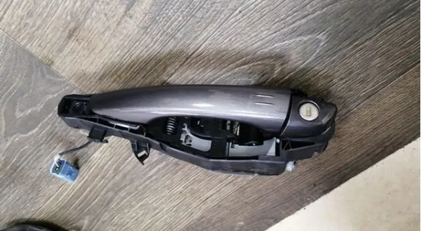 Manija exterior izquierda de puerta delantera 1614555680 Peugeot/Citroen