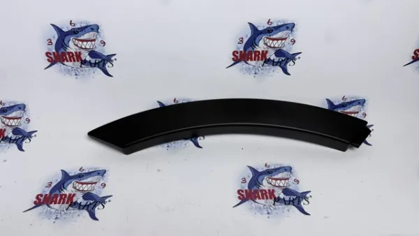 Moldura de salpicadera trasera derecha LR027251 Land Rover