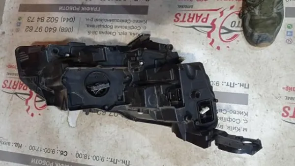 Soporte de fijación del faro delantero izquierdo 1674017680 Peugeot/Citroen