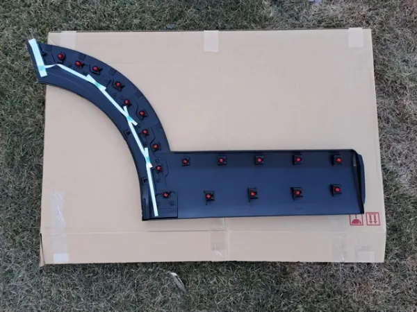 Moldura inferior de puerta trasera izquierda DFR551RD0A Mazda