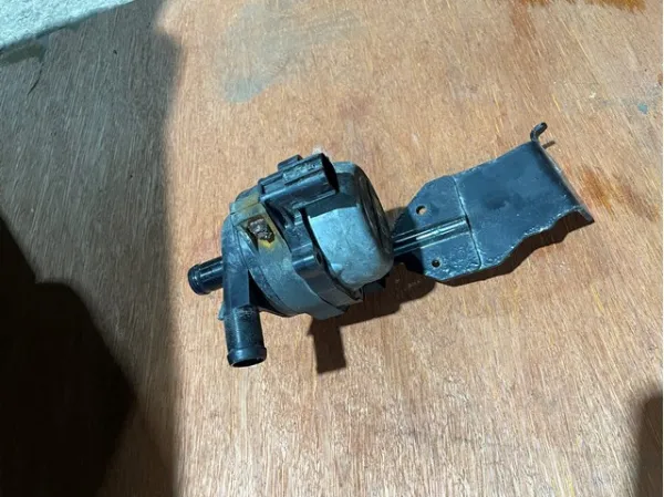 Bomba de agua eléctrica auxiliar 210109597R Renault (RVI)