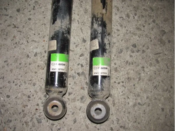 KN1C28700B Mazda Amortiguadores posteriores
