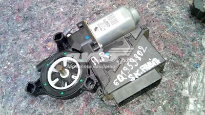 Motor del elevalunas de la puerta delantera derecha VAG 6Q1959802