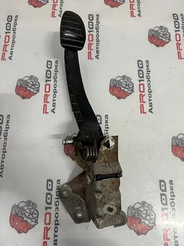Pedal embrague 8200590247 Renault (RVI)