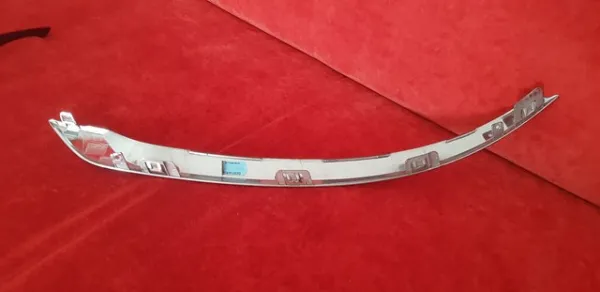 Moldura de parachoques trasero izquierdo 31383856 Volvo