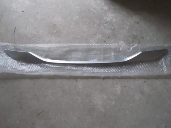 Embellecedor central del parachoques delantero 98317016VV Peugeot/Citroen
